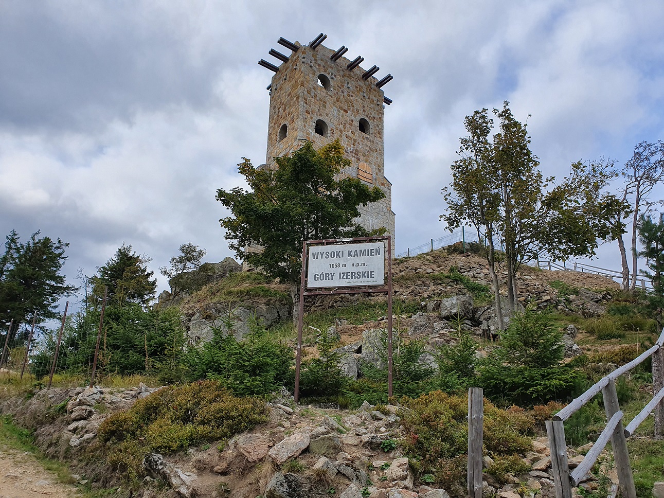 wysoki kamien