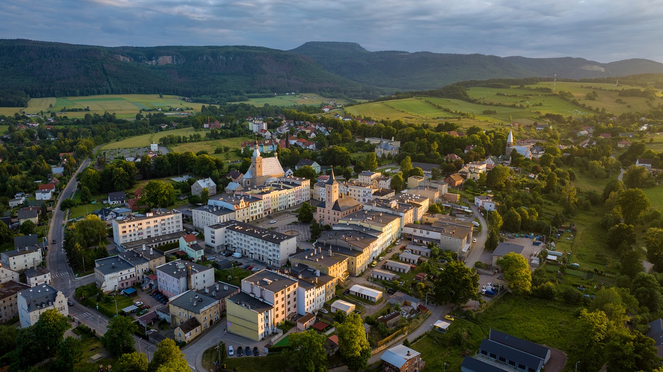 Radkowski Rynek panorama z Gorami Stolowymi w tle